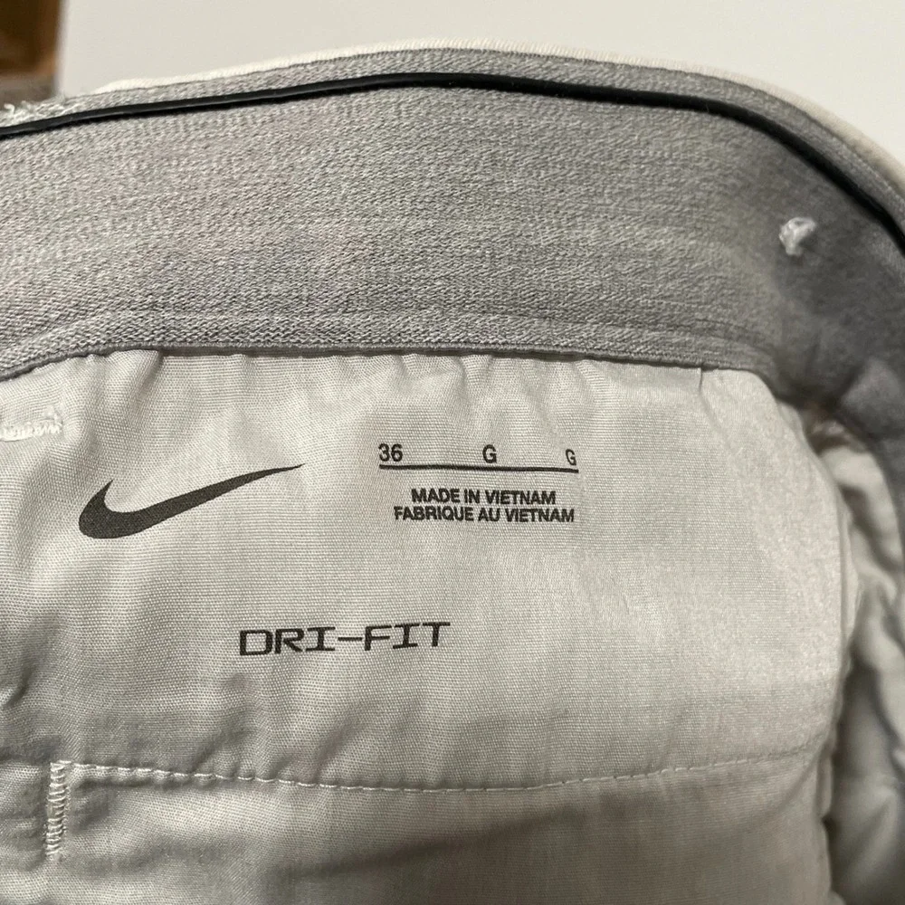 Nike Dri-Fit Golf Shorts Men's Size 36 Beige Golf Club Print‎ Flat Front